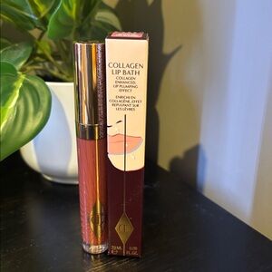 Charlotte Tilbury 
Collagen Lip Bath Gloss  - Walk of No Shame Collection